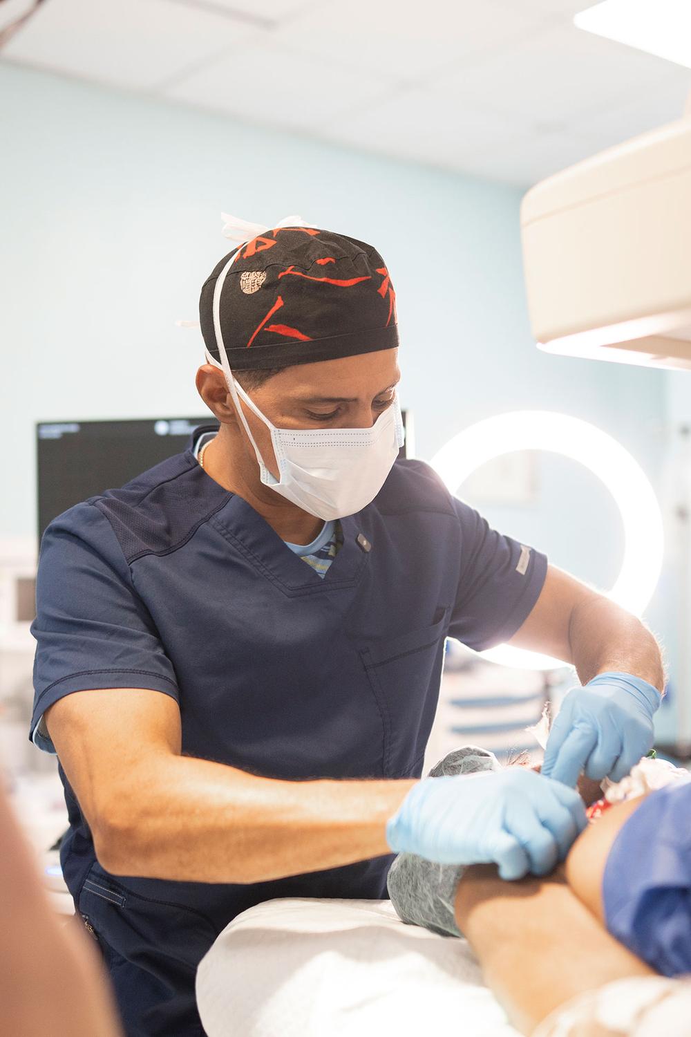 Dr. Joaquín Pérez Osorio realizando un procedimiento endovascular — procedimiento guiado por imagen