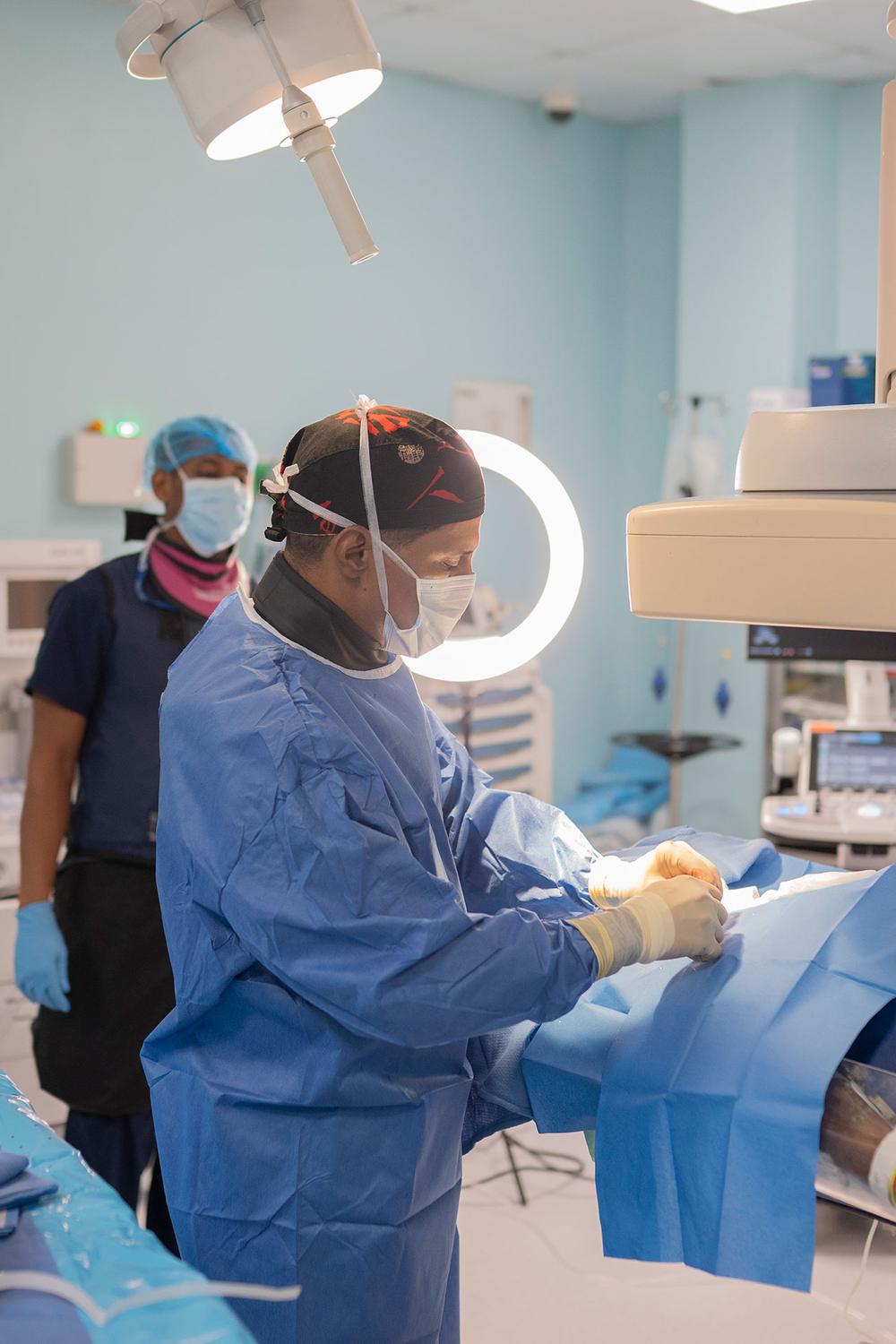 Dr. Joaquín Pérez Osorio realizando un procedimiento endovascular — procedimiento endovascular