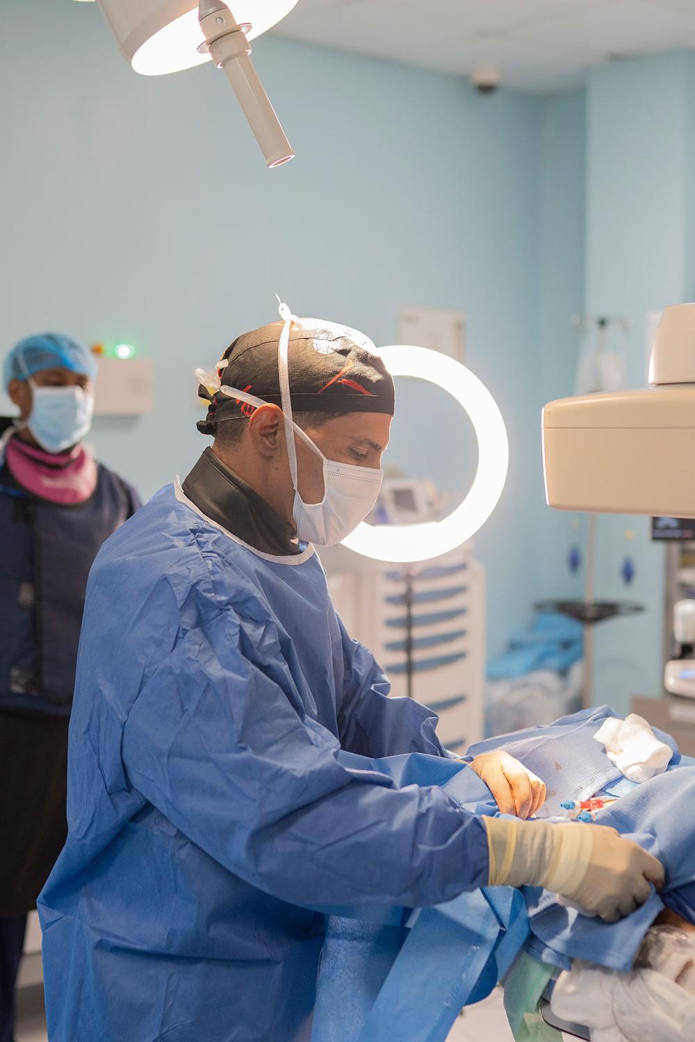 Dr. Joaquín Pérez Osorio realizando un procedimiento endovascular — acceso vascular guiado por imagen