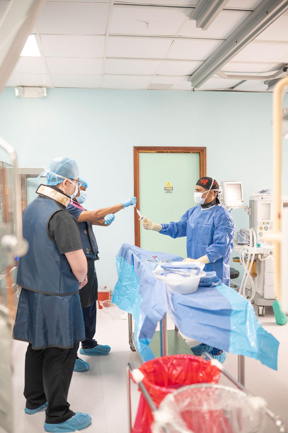 Dr. Joaquín Pérez Osorio realizando un procedimiento endovascular — preparación del procedimiento