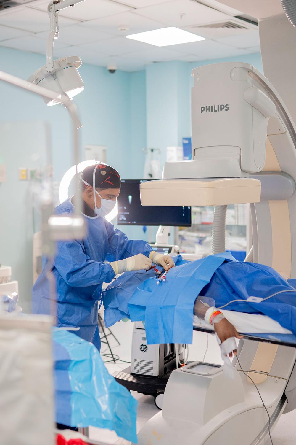 Dr. Joaquín Pérez Osorio realizando un procedimiento endovascular — sala de angiografía intervencionista