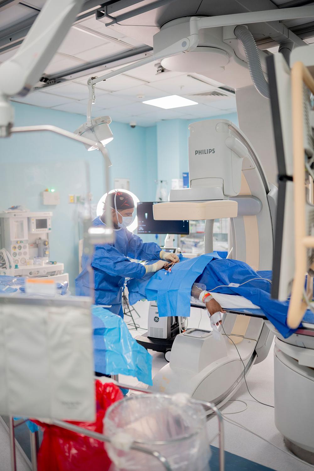 Dr. Joaquín Pérez Osorio realizando un procedimiento endovascular — equipo médico en sala