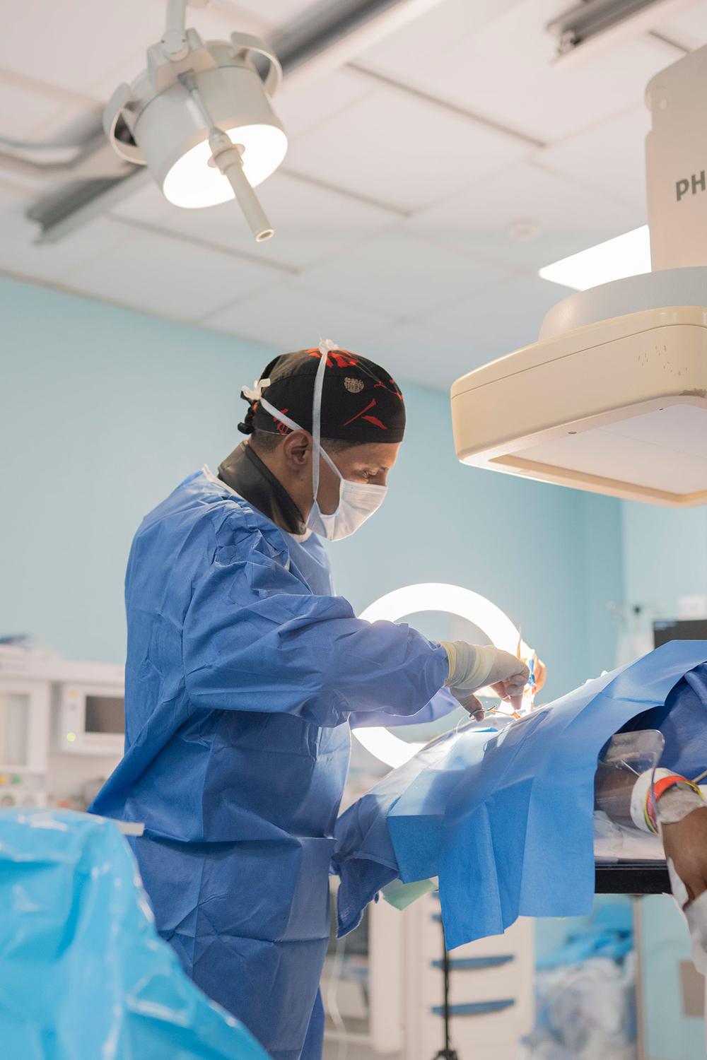 Dr. Joaquín Pérez Osorio realizando un procedimiento endovascular — trabajo en equipo