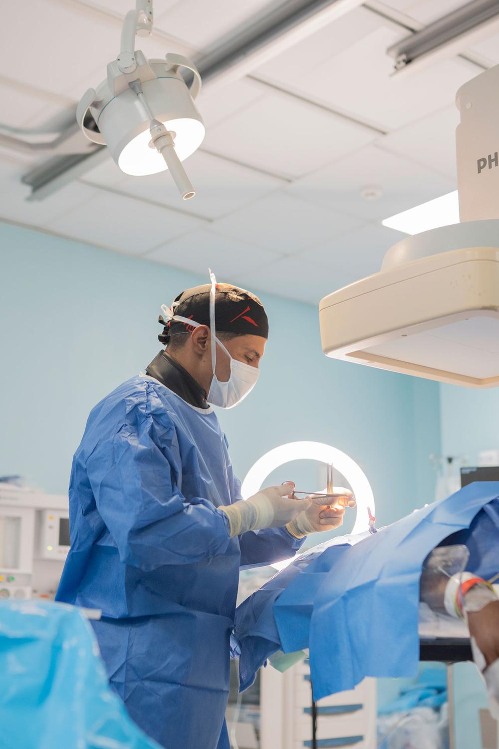 Dr. Joaquín Pérez Osorio realizando un procedimiento endovascular — precisión en cada intervención