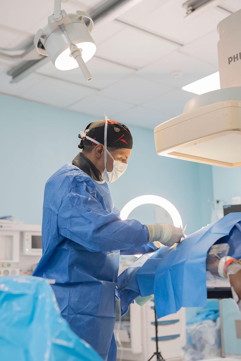 Dr. Joaquín Pérez Osorio realizando un procedimiento endovascular — atención especializada