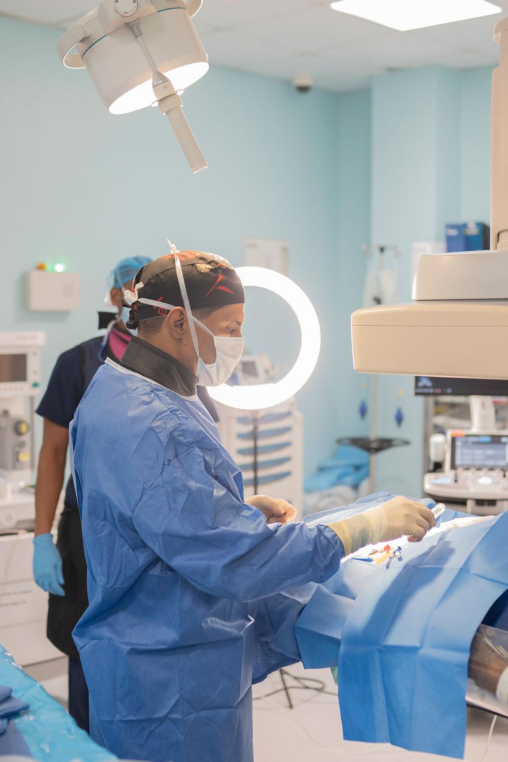 Dr. Joaquín Pérez Osorio realizando un procedimiento endovascular — cuidado en cada detalle