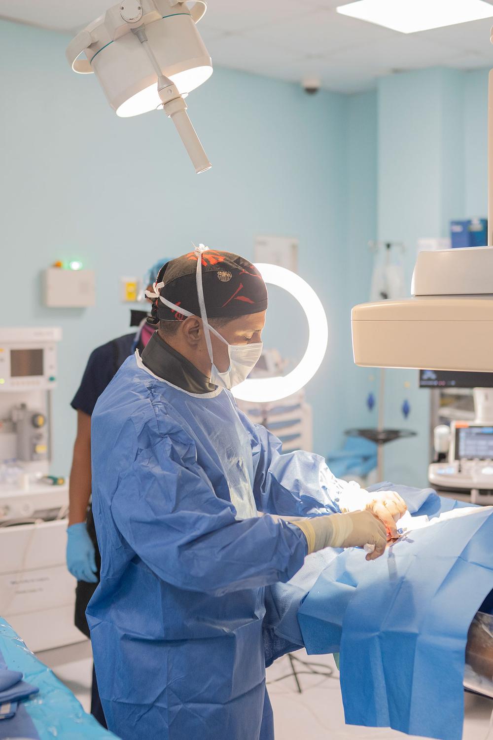 Dr. Joaquín Pérez Osorio realizando un procedimiento endovascular — monitoreo del procedimiento
