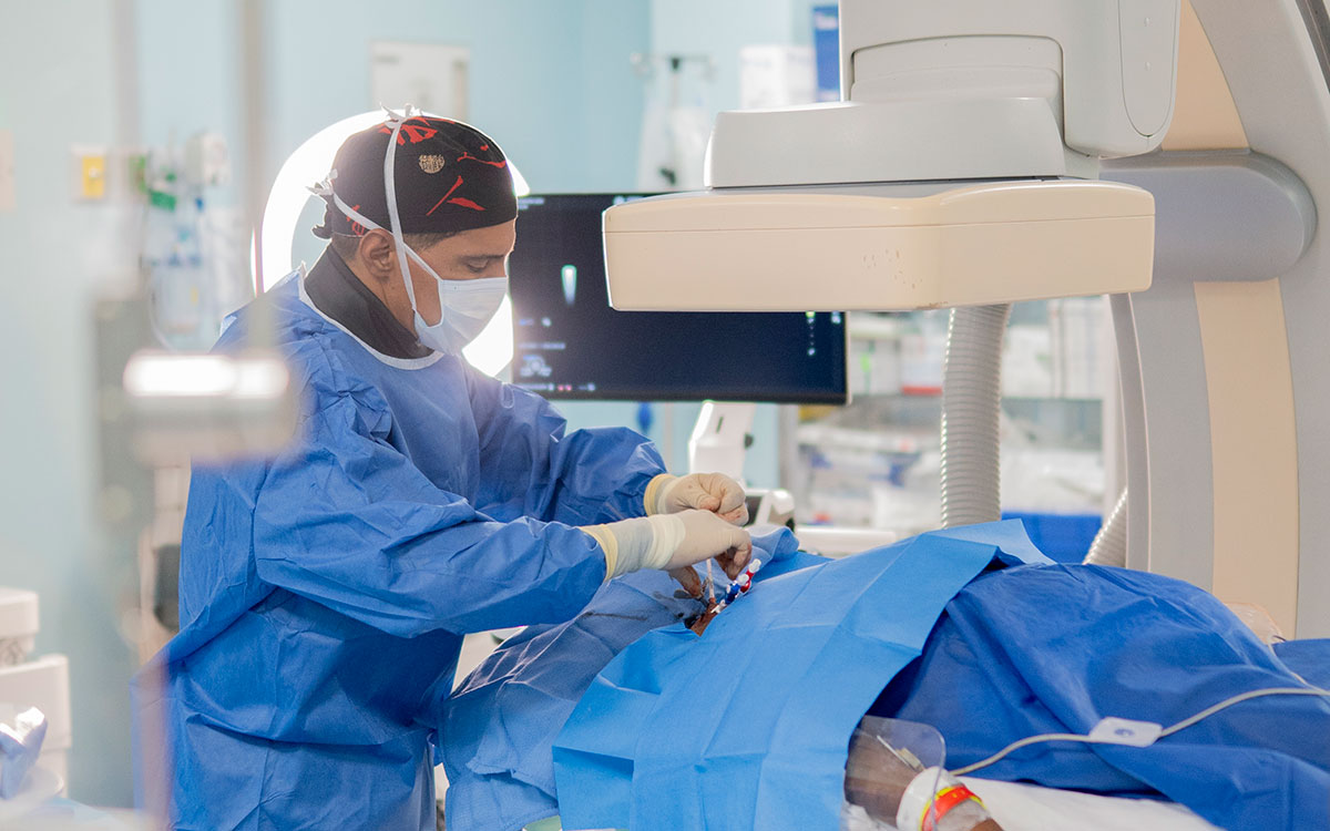 El Dr. Osorio durante un procedimiento endovascular